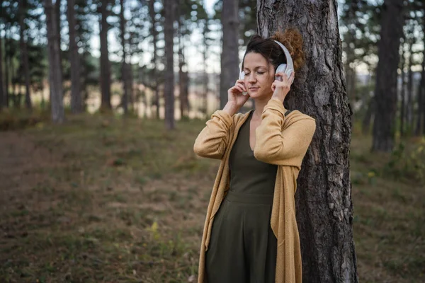 Genç Bir Kadın Beyaz Kadın Parkta Ormanda Kulaklıklarla Güdümlü Meditasyona — Stok fotoğraf
