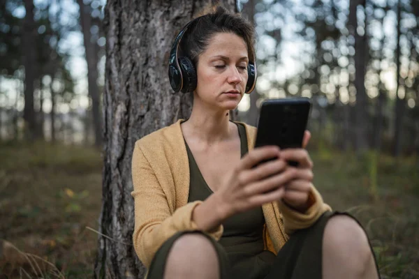 Genç Bir Kadın Beyaz Kadın Parkta Ormanda Tek Başına Oturmuş — Stok fotoğraf