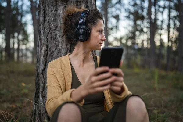 Genç Bir Kadın Beyaz Kadın Parkta Ormanda Tek Başına Oturmuş — Stok fotoğraf
