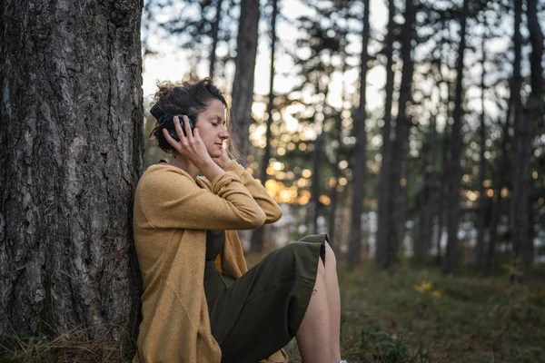 Jedna Žena Mladá Dospělá Běloška Sedící Sama Parku Nebo Lesích — Stock fotografie