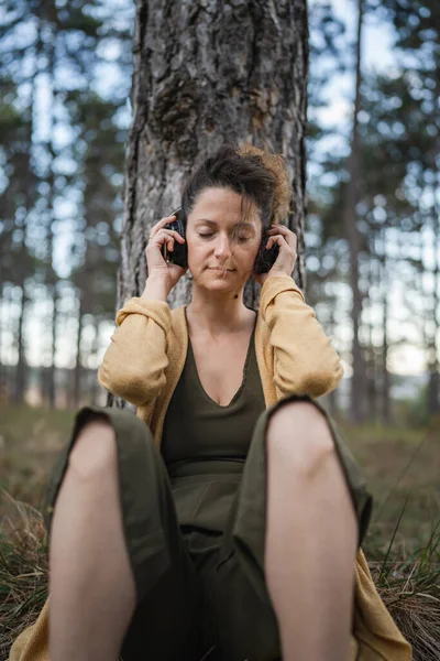 Uma Mulher Jovem Adulto Caucasiano Feminino Sentado Sozinho Parque Floresta — Fotografia de Stock
