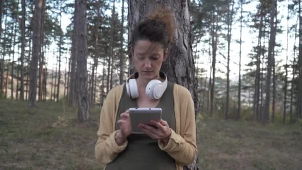 Uma Mulher Jovem Adulto Caucasiano Feminino Sozinho Parque Floresta Natureza — Vídeo de Stock