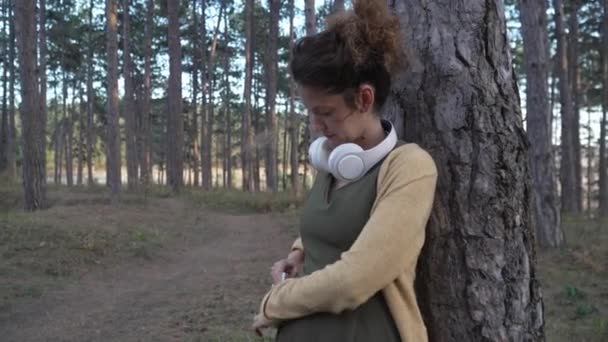 Jedna Žena Mladá Dospělá Běloška Sama Parku Nebo Lese Přírodě — Stock video