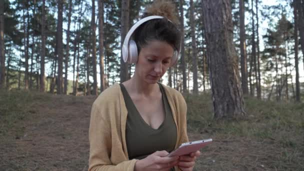Une Femme Jeune Adulte Caucasienne Seule Dans Parc Forêt Dans — Video