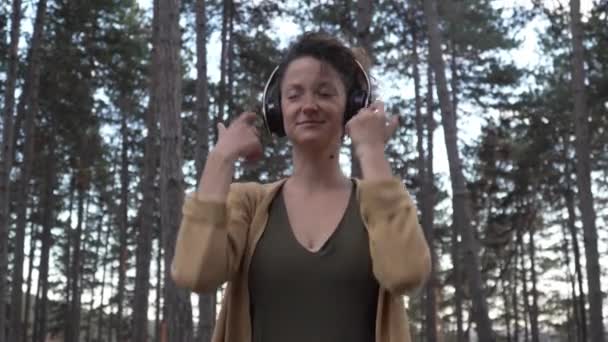 Μια Γυναίκα Νεαρός Ενήλικας Καυκάσιος Θηλυκό Μόνη Στο Πάρκο Δάσος — Αρχείο Βίντεο