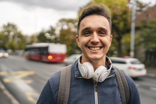 フロントビューポートレート1人の若い大人の白人男性が秋の日に屋外に立って幸せな笑顔を閉じますコピースペース — ストック写真