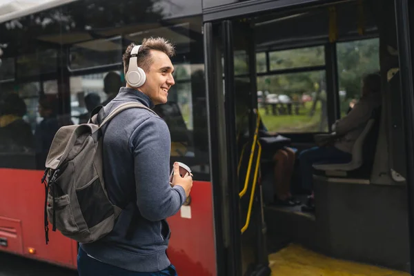 Yetişkin Bir Erkek Otobüs Durağında Durup Kulaklıklı Cep Telefonlu Otobüse — Stok fotoğraf