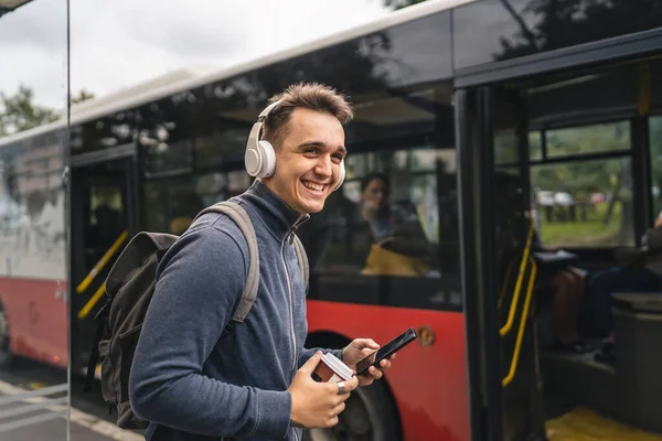 Yetişkin Bir Erkek Otobüs Durağında Durup Kulaklıklı Cep Telefonlu Otobüse — Stok fotoğraf