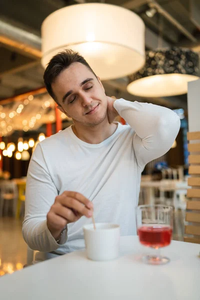 Jeden Mężczyzna Młody Dorosły Biały Mężczyzna Siedzieć Kawiarnia Lub Restauracja — Zdjęcie stockowe