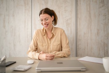 Genç, yetişkin bir kadın beyaz kadın sekreter, müdür ya da işçi ofis masasında oturup fren yapıyor. Gerçek insanlar uzay gülüşünü taklit ediyor.