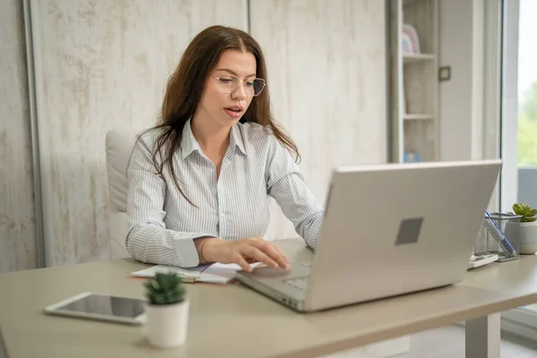 Eine Weibliche Kaukasische Unternehmerin Oder Sekretärin Sitzt Ihrem Büro Bei — Stockfoto