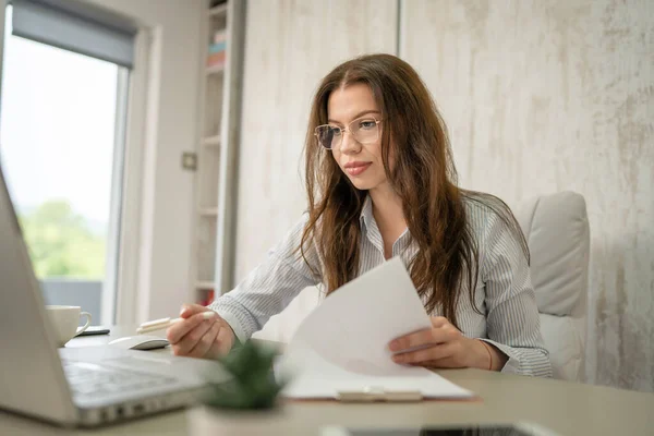 Eine Frau Kaukasischen Unternehmerin Geschäftsfrau Oder Sekretärin Sitzt Ihrem Büro — Stockfoto