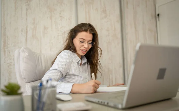 女性の一人白人起業家女性または秘書が彼女のオフィスに座ってデスクワークで紙の書類をチェック契約書の着用シャツのコピースペース — ストック写真