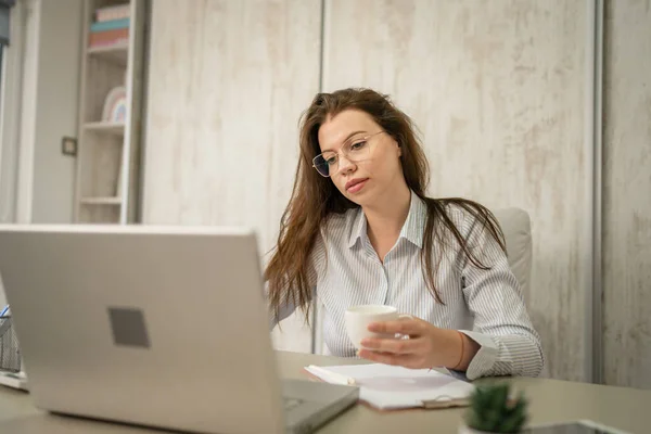여성은 컴퓨터를 이용해 사무실에 사무를 보거나 컴퓨터를 사용하는 복제품을 착용하고 — 스톡 사진