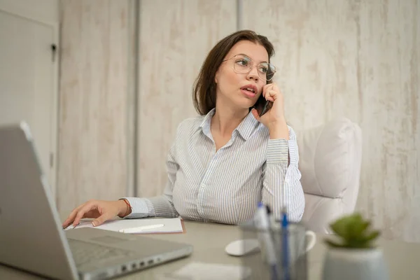 여성은 사무실에서 진지하게 통화를 있거나 통화를 중이다 — 스톡 사진