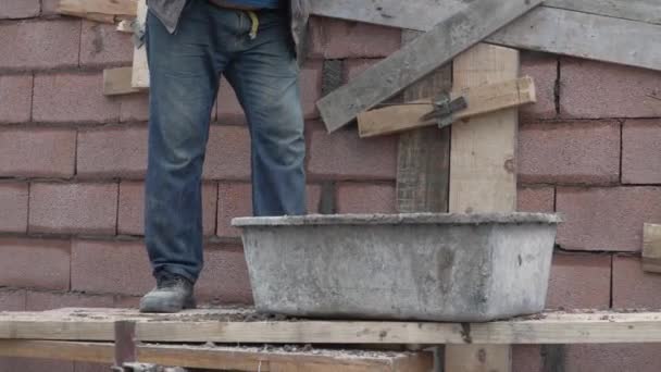 Mittsektion Okänd Man Hålla Spade Sätta Cement Betong Byggnadens Vägg — Stockvideo