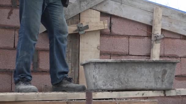Bilinmeyen Adamın Orta Kısmı Kürek Tutuyor Inşaat Alanının Duvarına Beton — Stok video
