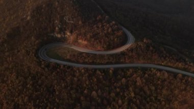Sonbahar günü otomobillerin geçtiği yol üzerindeki hava manzarası, Tresibaba Sırbistan 'daki asfalt üzerindeki orman ağaçlarının arasında seyir konsepti.