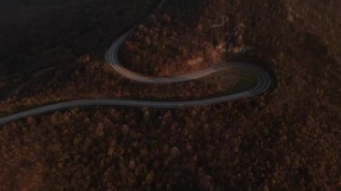 Sonbahar günü otomobillerin geçtiği yol üzerindeki hava manzarası, Tresibaba Sırbistan 'daki asfalt üzerindeki orman ağaçlarının arasında seyir konsepti.