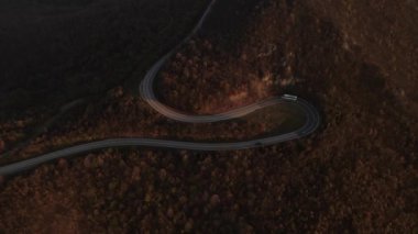 Sonbahar günü otomobillerin geçtiği yol üzerindeki hava manzarası, Tresibaba Sırbistan 'daki asfalt üzerindeki orman ağaçlarının arasında seyir konsepti.