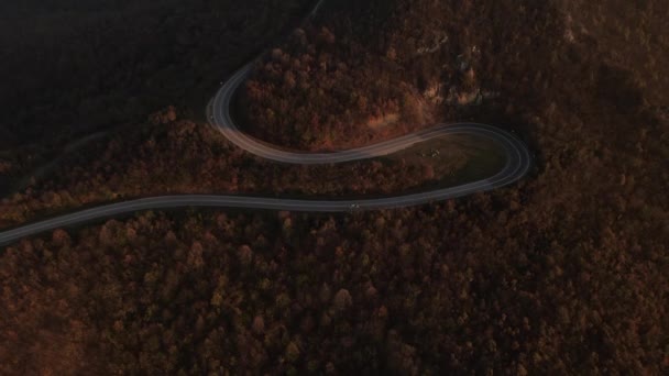 Vue aérienne sur la route avec des voitures voiture passant concept de voyage de croisière en automne jour à travers les arbres forestiers sur l'asphalte sur Tresibaba Serbie