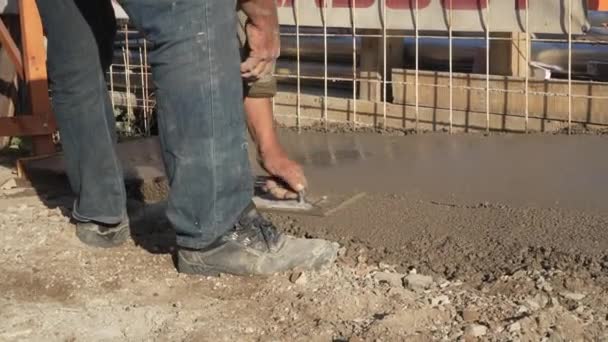 Pleisterwerk Bouwvakker Met Behulp Van Troffel Bovenkant Van Cement Beton — Stockvideo