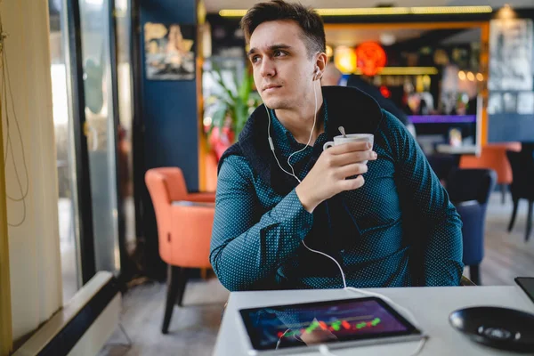 一人で待っている仕事から一時停止中にコーヒーを飲みながらカフェに座っている若い大人の白人男性 — ストック写真