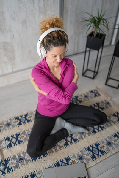 Yetişkin Bir Beyaz Kadın Milenyum Kulaklıklarını Internet Rehberli Meditasyon Için — Stok fotoğraf