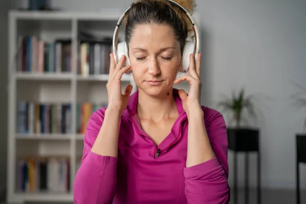 Uma Mulher Adulta Caucasiana Millennial Feminino Usando Fones Ouvido Para — Fotografia de Stock