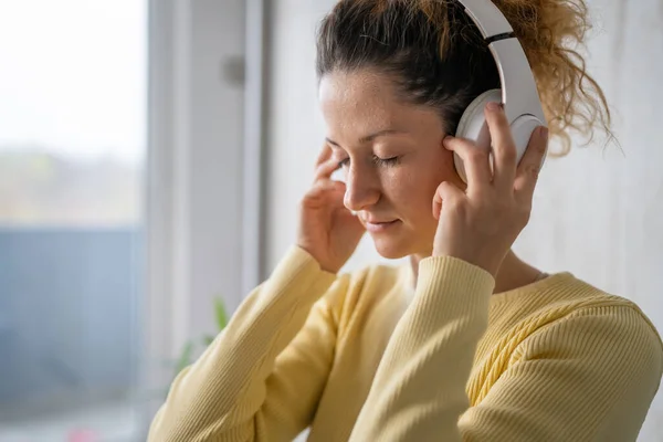 One Woman Adult Caucasian Female Millennial Using Headphones Online Guided — Stock Photo, Image