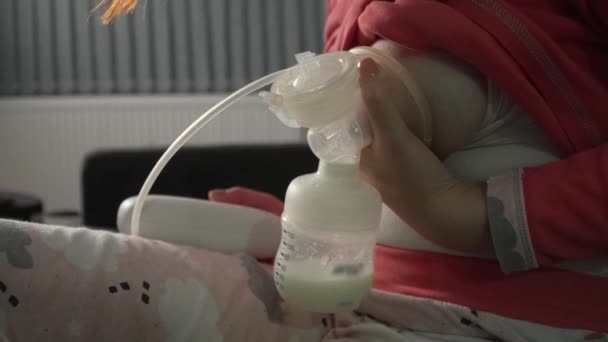 Närbild Mitten Okända Kaukasiska Kvinna Hålla Och Använda Baby Flaska — Stockvideo