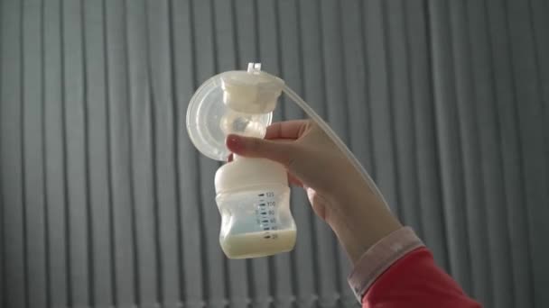 Närbild Mitten Okända Kaukasiska Kvinna Hålla Och Använda Baby Flaska — Stockvideo