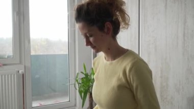 Yetişkin bir beyaz kadın milenyum kulaklıklarını internet rehberli meditasyon için kullanıyor. Evde gözleri kapalı, farkındalık yogası yapıyor. Gerçek insanlar kendi kendilerine bakıyorlar.