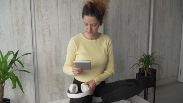 Uma Mulher Adulta Caucasiana Millennial Feminino Usando Fones Ouvido Tablet — Vídeo de Stock
