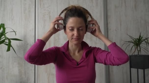 Eine Erwachsene Kaukasische Millennial Mit Kopfhörern Für Online Geführte Meditation — Stockvideo