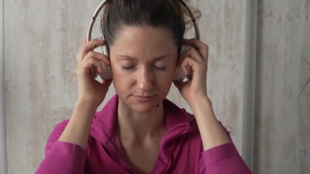 Jedna Žena Dospělá Kavkazská Žena Tisícileté Používání Sluchátek Pro Online — Stock video