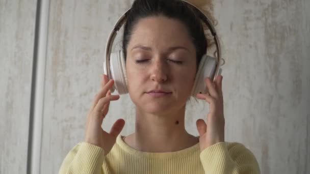 Una Donna Adulto Caucasico Femminile Millenario Utilizzando Cuffie Meditazione Guidata — Video Stock