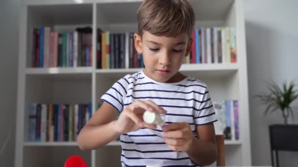 Ein Vorschulkind Das Hause Spielt Sitzt Tisch Mit Naturwissenschaftlichen Experimentierspielzeugen — Stockvideo
