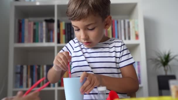 Jeden Předškolní Chlapec Hraje Doma Sedí Stolu Vědeckými Experimenty Hračky — Stock video