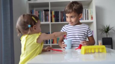 Anaokulundan bir çocuk evde fen deneyleriyle oynarken küçük kız kardeşi onu rahatsız ediyor ve bilim ekipmanlarını almasını engellemeye çalışıyor. Çocukluk kardeşleri kavram geliştiriyor.