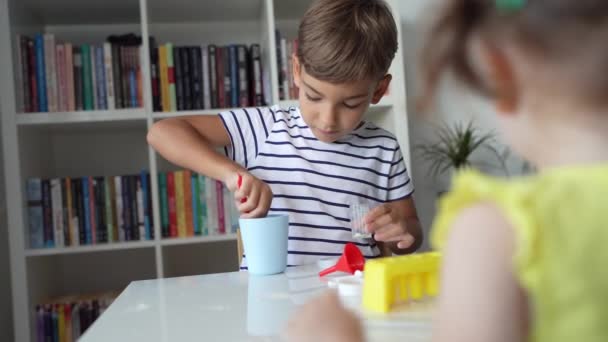 Ένα Παιδί Προσχολικής Ηλικίας Παίζει Στο Σπίτι Επιστημονικά Πειράματα Ενώ — Αρχείο Βίντεο