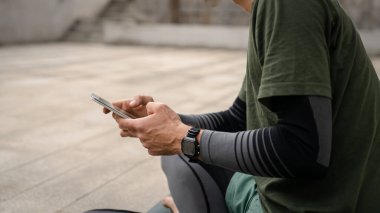 İnternette meditasyon yapan bir adam. Yoga kişisel bakım konsepti.