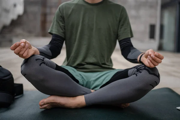 Bir Adam Rehberli Meditasyon Yapıyor Çevrimiçi Yoga Kişisel Bakım Konsepti — Stok fotoğraf