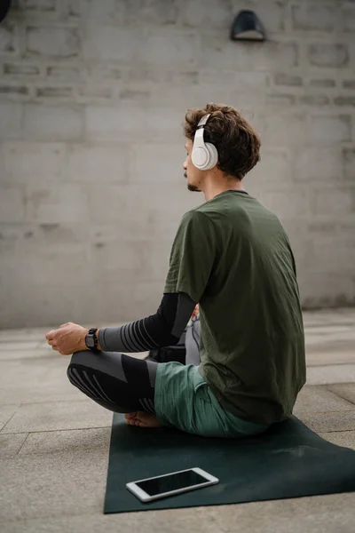 Genç Yetişkin Beyaz Bir Erkek Rehber Yoga Meditasyon Eğitimi Alırken — Stok fotoğraf