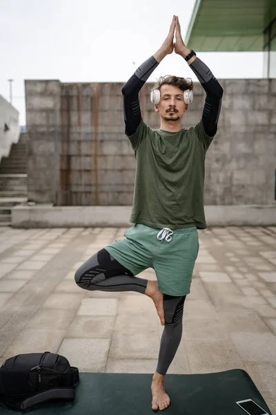 Genç Yetişkin Beyaz Bir Erkek Yoga Meditasyon Için Kapalı Kulaklıkla — Stok fotoğraf