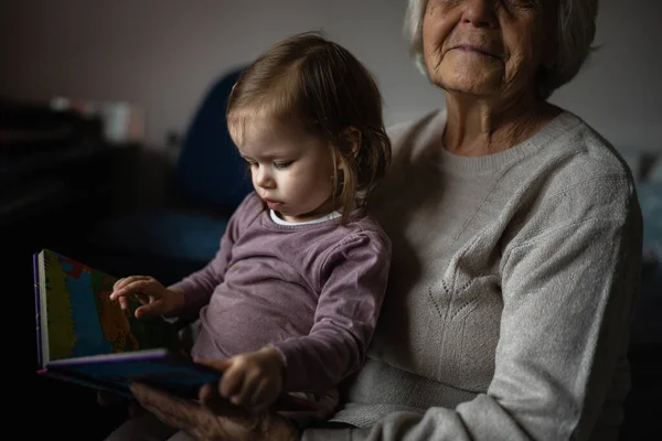 Idős Idős Kaukázusi Nyugdíjas Idős Nagymama Kislánnyal Gyermek Kisgyermek Töltenek — Stock Fotó