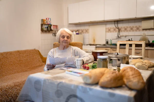 Una Mujer Jubilada Abuela Senior Mujer Con Demencia Enfermedad Alzheimer —  Fotos de Stock