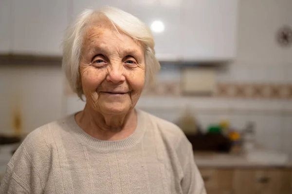 Jedna Kobieta Starszy Stary Kobieta Kaukaski Emeryt Stoi Domu Talia — Zdjęcie stockowe