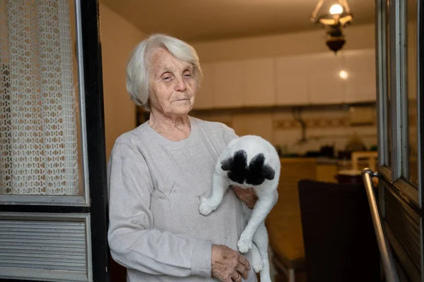 Uma Mulher Idosa Sênior Pensionista Caucasiano Feminino Casa Sozinho Cintura — Fotografia de Stock