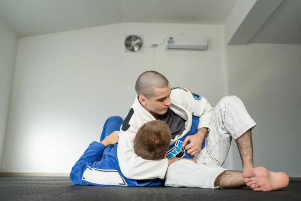Dos Atletas Entrenamiento Brasileño Jiu Jitsu Kesa Gatame Control Lateral — Foto de Stock